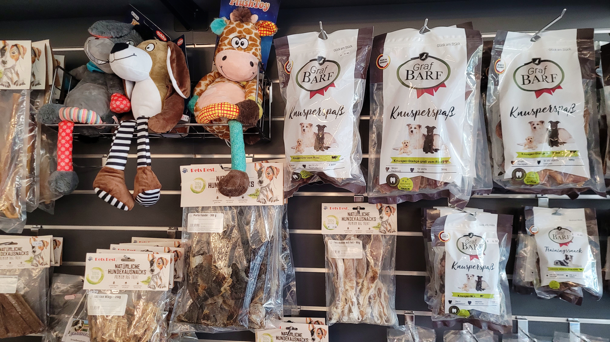 Verwöhnen Sie Ihren Hund mit Leckerli, Kauartikel oder Hundespielzeug.