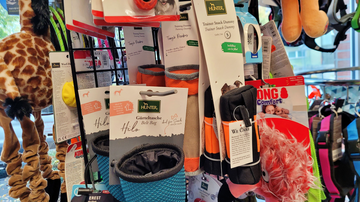 Unser Angebot für Hunde beinhaltert auch Hundespielzeug, Futterdummys, Leckerlibeutel und Kongs.